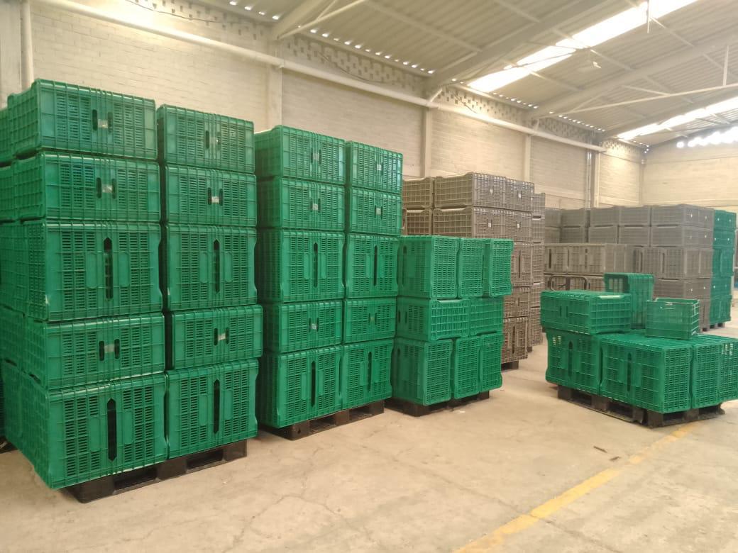Cajas apiladas en almacén